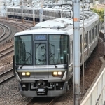 ＪＲ西日本が来年４月からの運賃値上げを発表した神戸線の神戸-大阪間を走る新快速電車＝２９日午後、神戸市中央区（撮影・坂井萌香）