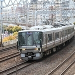 ＪＲ西日本が来年４月からの運賃値上げを発表した神戸線の神戸-大阪間を走る快速電車＝２９日午後、神戸市中央区（撮影・坂井萌香）