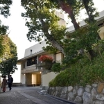 「ヨドコウ迎賓館」の外観。車寄せまで木が茂った上り坂となっている＝芦屋市