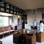 天井付近に小窓が並んだ応接室。大きな額のような窓の下に作り付けの長椅子が配置されている＝芦屋市