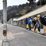 車道に向かって一礼する子どもたち＝豊岡市竹野町御又