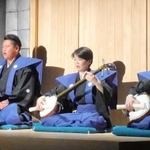 必死で恋人を救おうとする娘「八百屋お七」が登場する演目で、先輩座員とともに舞台に上がり、太夫を務める竹本友禧さん（左）＝南あわじ市福良甲