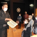 バックステージツアーで、床本を紹介する友禧さん＝南あわじ市福良甲
