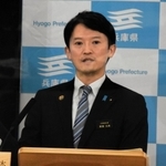 人事異動と組織改正について会見で説明する斎藤元彦知事＝３０日午後、兵庫県庁