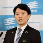 人事異動と組織改正について会見で説明する斎藤元彦知事＝３０日午後、兵庫県庁