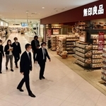 雑貨や服飾の店が並ぶエキソアレ西神中央。関係者らが真新しい施設内を見て回った＝神戸市西区糀台５（撮影・中西幸大）