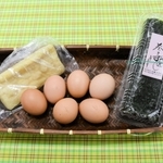 再開初日に振る舞われる天船巻きずしと卵６個、油揚げのセット＝多可町八千代区中村 