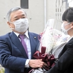 退任式で職員から花束を受け取る兵庫県の荒木一聡副知事＝兵庫県庁