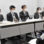大阪高裁の判決後、会見に臨む弁護団ら＝３月１７日、大阪市内