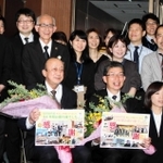 職員たちに囲まれて記念撮影する和田満副市長（前列左）と宮脇俊夫副市長＝明石市役所