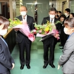 職員から花束を贈られる和田満副市長（中央左）と宮脇俊夫副市長＝明石市役所