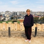 五色塚古墳を訪れた「ＨＯＷＬ　ＢＥ　ＱＵＩＥＴ」の竹縄航太さん＝神戸市垂水区五色山４（※無断転載、二次利用を禁じます）