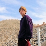 五色塚古墳を訪れた「ＨＯＷＬ　ＢＥ　ＱＵＩＥＴ」の竹縄航太さん＝神戸市垂水区五色山４（※無断転載、二次利用を禁じます）