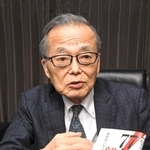 著書を出版し、インタビューに応じる赤松正雄さん＝神戸市内