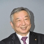 退任会見で笑顔を見せる荒木一聡副知事＝３月３１日午後、兵庫県庁