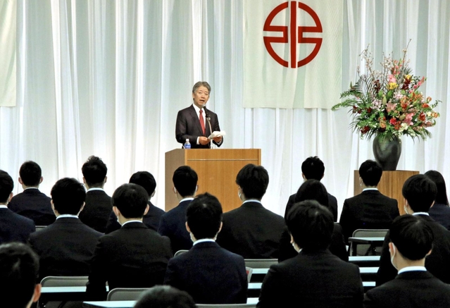 新入社員らに向けて訓示する川崎重工業の橋本康彦社長＝１日午前、神戸市中央区港島中町６、神戸国際展示場