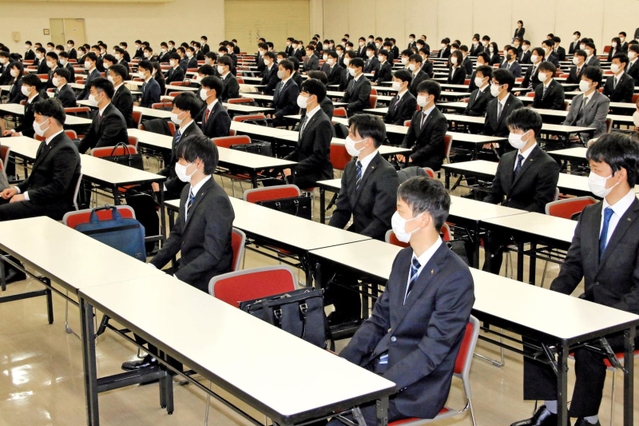 橋本康彦社長の訓示を聞く川崎重工業の新入社員ら＝１日午前、神戸市中央区港島中町６（撮影・大島光貴）