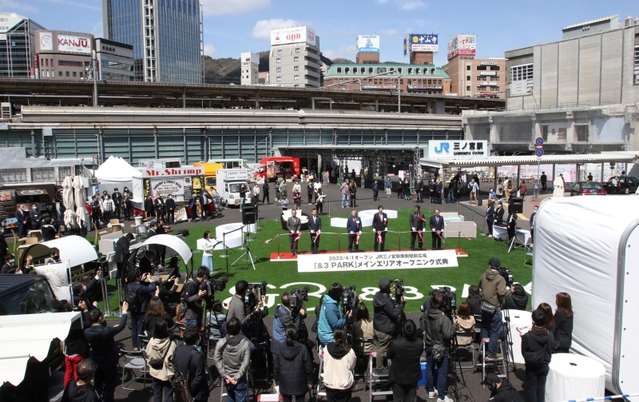 「＆３ＰＡＲＫ」のオープンを記念した式典で、テープカットを行う関係者ら＝１日午前、神戸市中央区雲井通８（撮影・中西大二）