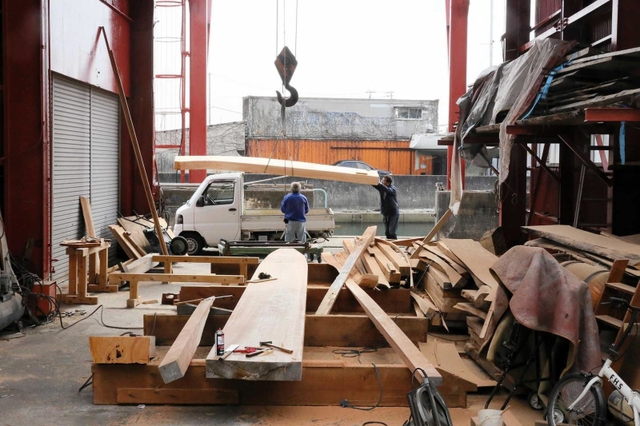 船だんじりの製作準備が進む作業場＝姫路市的形町的形