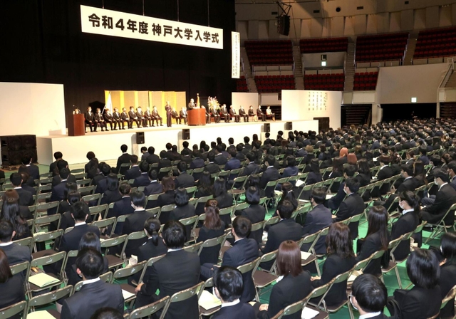 神戸大学の入学式で、話に耳を傾ける新入生。感染対策で間隔を空けて座り、マスクを着用した＝５日午前、神戸市中央区港島中町６（撮影・小林良多）