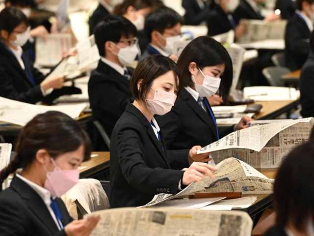 情報収集力の向上を目指し、新聞の気になる見出しを探す新人職員＝神戸市中央区浜辺通５（撮影・坂井萌香）