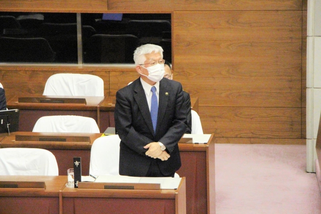 明石市議会本会議で発言する泉房穂市長＝明石市中崎１