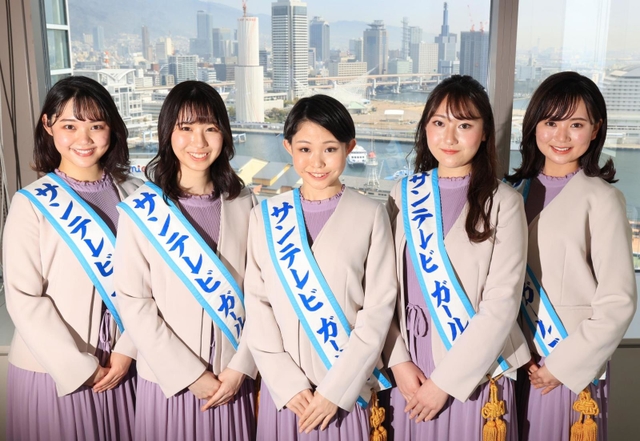 サンテレビガールズの（左から）柴田優子さん、齋藤聖奈さん、村松万里子さん、谷山陽菜乃さん、村田晏奈さん＝神戸市中央区東川崎町１（撮影・吉田敦史）