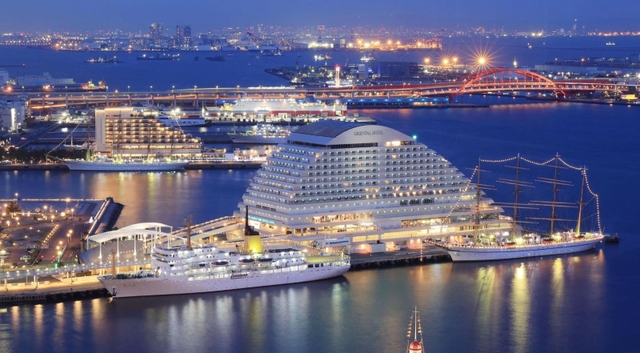 ５隻そろって停泊し、日没後には電飾で夜景を彩る練習船＝７日夜、神戸市中央区