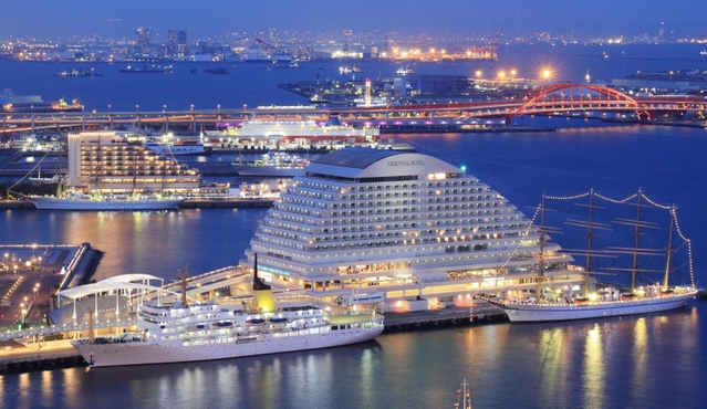 ５隻そろって停泊し、日没後には電飾で夜景を彩る練習船＝７日夜、神戸市中央区