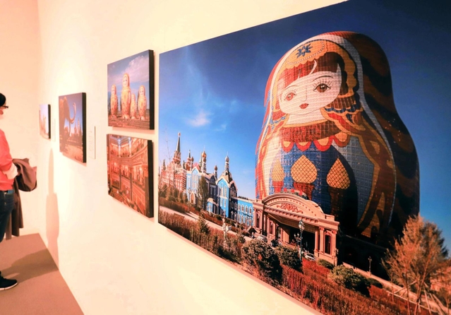 マトリョーシカ型のホテルを撮った写真などの展示空間＝西宮市大谷記念美術館