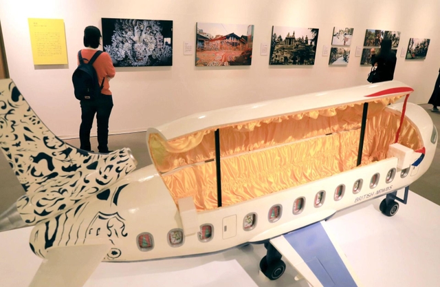 ガーナで死者をしのんで作られた飛行機型のひつぎ。国立民族学博物館の所蔵資料で、写真とともに文化を伝える＝西宮市大谷記念美術館