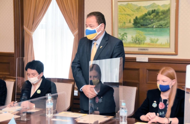 兵庫県を訪問し、ロシアによる軍事侵攻を受けた自国の現状を説明するウクライナのコルスンスキー駐日大使＝８日午前、県公館（撮影・金　旻革）