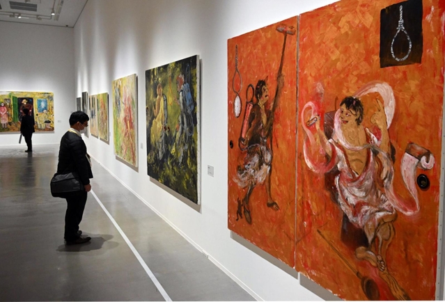 身体的変化を受け入れて生まれた、新たな技法の作品が並ぶ会場＝横尾忠則現代美術館（撮影・坂井萌香）