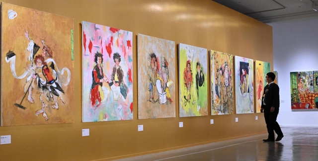 身体的変化を受け入れて生まれた、新たな技法の作品が並ぶ会場＝横尾忠則現代美術館（撮影・坂井萌香）