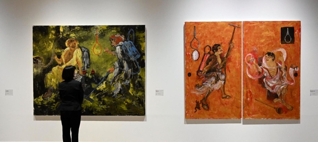 身体的変化を受け入れて生まれた、新たな技法の作品が並ぶ会場＝横尾忠則現代美術館（撮影・坂井萌香）