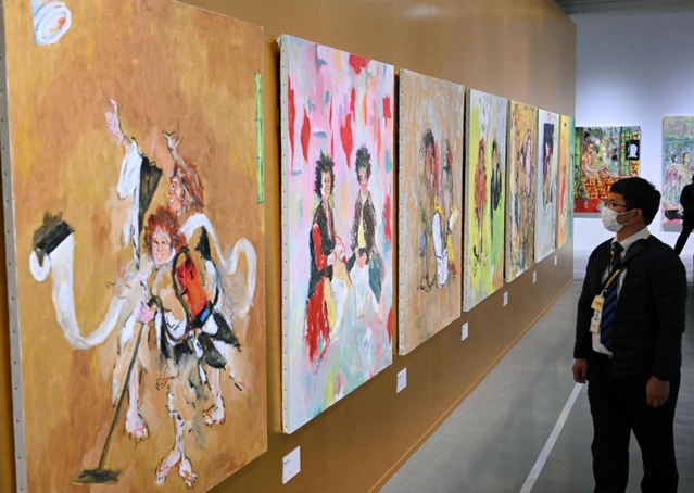 身体的変化を受け入れて生まれた、新たな技法の作品が並ぶ会場＝横尾忠則現代美術館（撮影・坂井萌香）