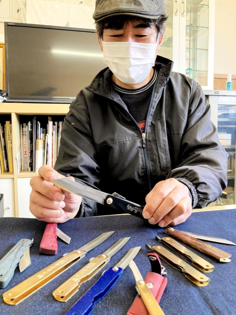 肥後守を作り続ける永尾かね駒製作所５代目の永尾光雄さん＝三木市平田