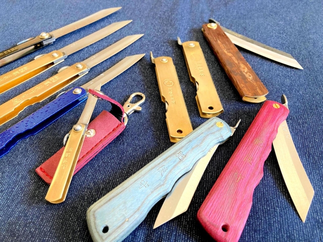 ずらりと並ぶ肥後守。アウトドアブランドとのコラボ商品も＝三木市平田