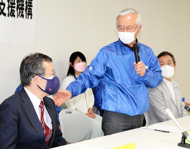 会見であいさつする代表理事の高橋守雄さん（中央）と副代表理事の村松淳司さん（左）＝神戸市中央区東川崎町１