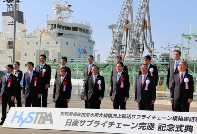 記念写真に収まる岸田文雄首相（前列右から３人目）＝９日午後、神戸市中央区神戸空港