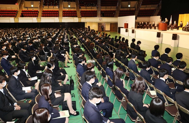神戸大学の入学式で、話を聞く新入生たち＝５日午前、神戸市中央区