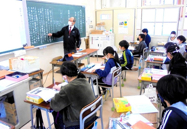 ウクライナ有事の記事を教材に、見出しから前文を考える授業を行う若生佳久教諭＝３月１６日、明石市立大久保小学校