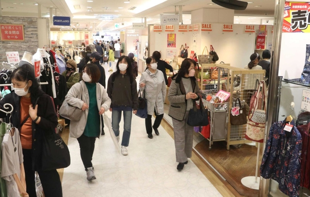 買い物客でにぎわう営業最終日の２番街＝神戸市中央区のさんちか