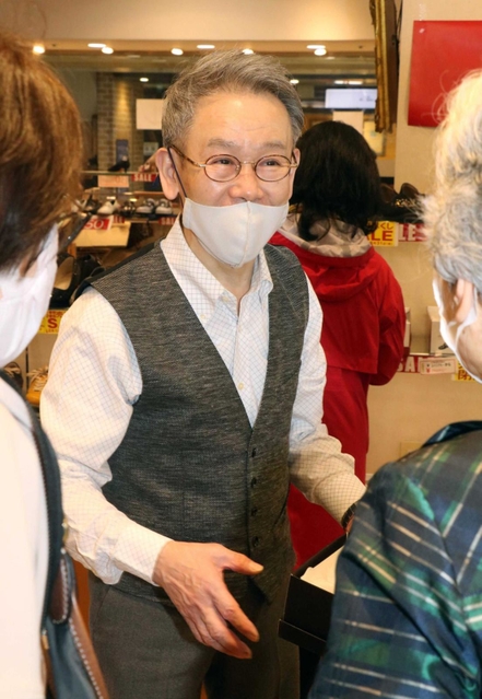 ４０年以上にわたり店頭に立った「靴の中川屋」店長の藤本博一さん＝神戸市中央区のさんちか