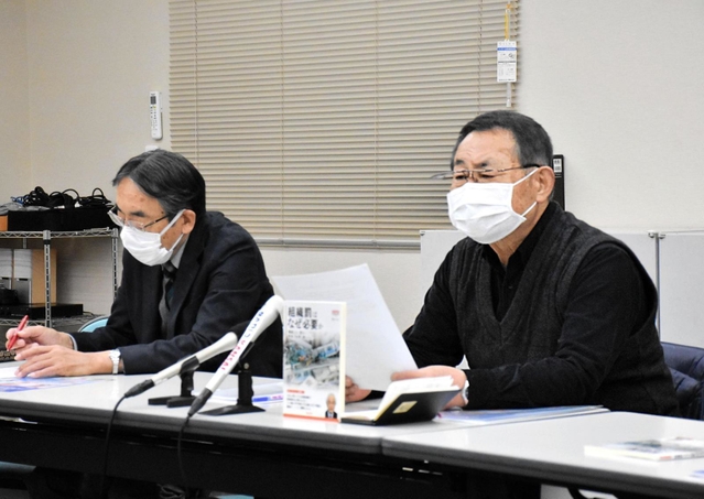 講演会開催の経緯などについて説明する「組織罰を実現する会」の大森重美代表（右）と松本邦夫副代表＝神戸市中央区橘通１、兵庫県弁護士会館別館