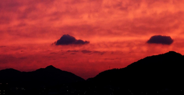 まるで島が浮かぶ海のように見えた夕景＝１１日夕、神戸市中央区東川崎町１の神戸新聞社から