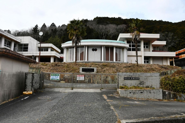 閉校後、植物性シリカ製造工場として使用されている旧八千代北小＝多可町八千代区