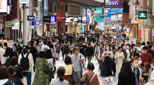 平日でも多くの人が行き交う三宮センター街＝１２日午後、神戸市中央区三宮町１（撮影・鈴木雅之）