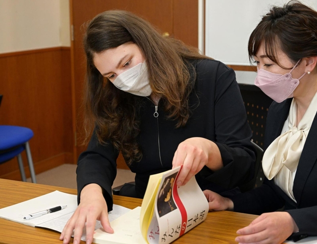 神戸での生活が始まり日本語の教材に目を通すユリヤ・ゴルバチュクさん＝１２日午後、神戸市長田区三番町、国際語学学院（撮影・秋山亮太）