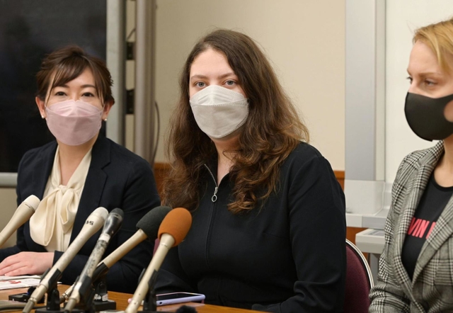 ウクライナに残してきた家族や神戸での生活について話すユリヤ・ゴルバチュクさん（中央）＝神戸市長田区三番町５、国際語学学院（撮影・秋山亮太）